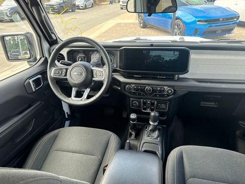 Used 2025 Jeep Wrangler Unlimited Sahara AWD/4WD image 7