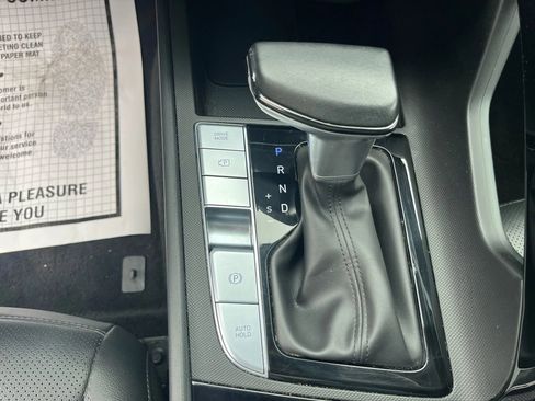 Used 2025 Hyundai Elantra Limited image 24