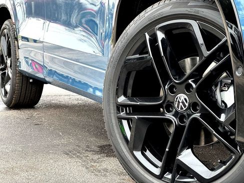 New 2026 Volkswagen Tiguan SE R-Line FWD image 2