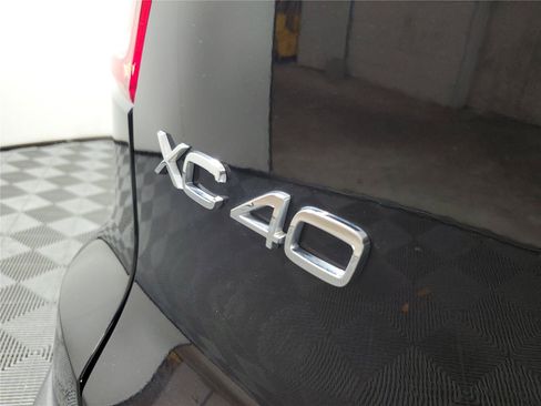 Certified 2025 Volvo XC40 B5 Plus AWD/4WD image 5