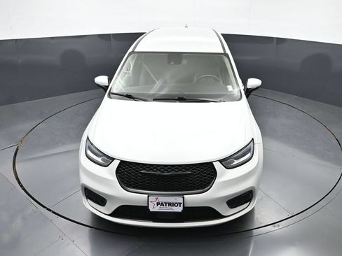 Used 2023 Chrysler Pacifica Touring-L FWD image 42
