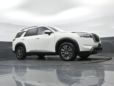 Used 2025 Nissan Pathfinder SV image 42