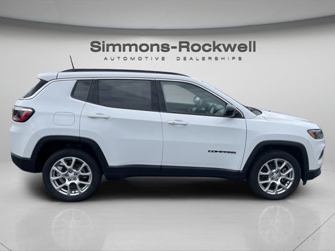 Used 2023 Jeep Compass Latitude AWD/4WD image 6