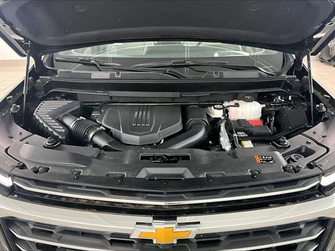 Used 2025 Chevrolet Traverse LT image 32