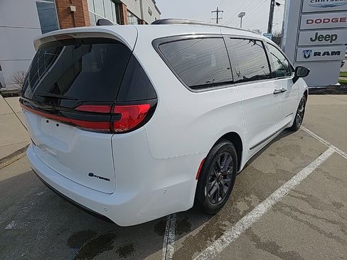 Certified 2024 Chrysler Pacifica Limited w/ Uconnect Theater Family Group FWD image 11