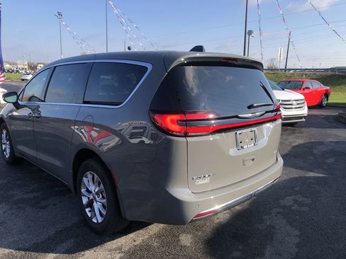 Used 2023 Chrysler Pacifica Touring-L image 12