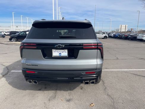 Used 2025 Chevrolet Traverse LT w/ Midnight/Sport Edition image 4