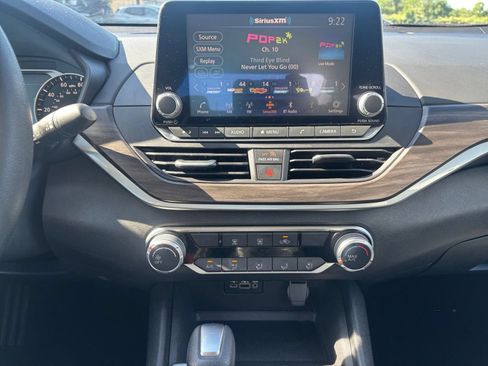 Used 2025 Nissan Altima 2.5 SV FWD image 17