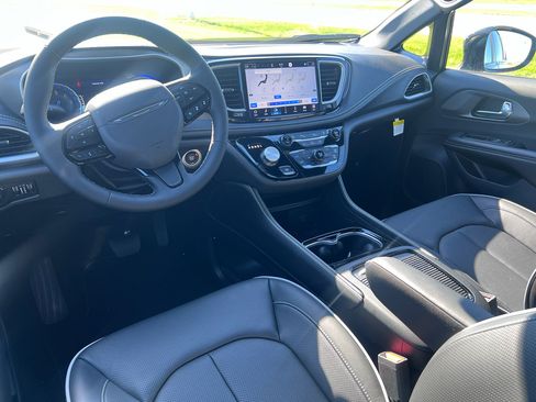 New 2027 Chrysler Pacifica Limited w/ S Appearance Package FWD image 23