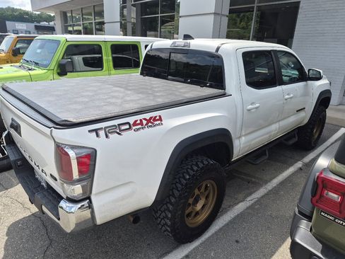 Used 2020 Toyota Tacoma TRD Off-Road AWD/4WD image 3
