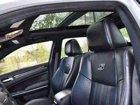 Used 2018 Chrysler 300 S w/ 300S Premium Group RWD image 13