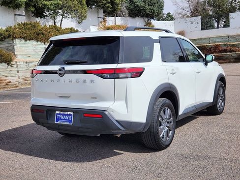 Used 2025 Nissan Pathfinder SV image 3
