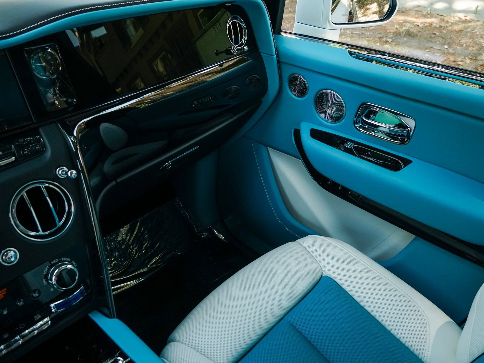 New 2027 Rolls-Royce Cullinan Black Badge AWD/4WD image 24