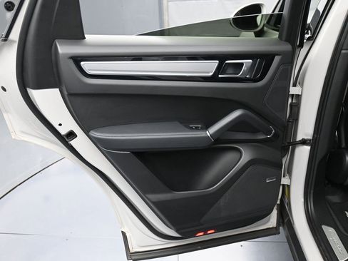 Certified 2023 Porsche Cayenne Platinum Edition image 24