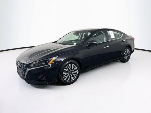 Used 2025 Nissan Altima 2.5 SV FWD image 3