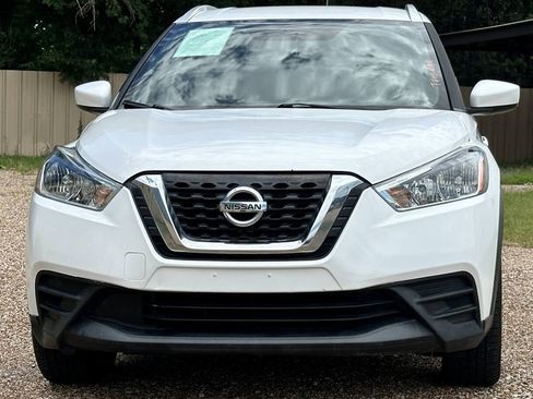 Used 2019 Nissan Kicks SV FWD image 2