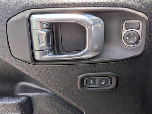 Certified 2022 Jeep Gladiator Willys image 12