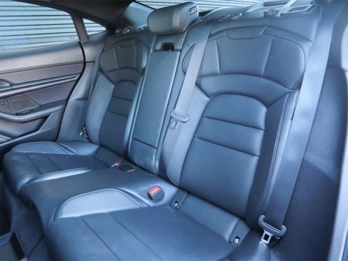 Used 2021 Porsche Taycan image 12