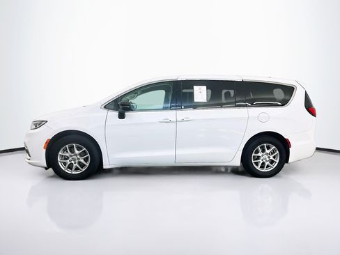 Used 2024 Chrysler Pacifica Touring-L FWD image 4