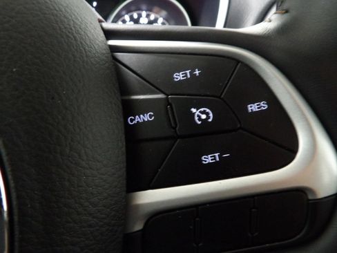 Used 2018 Jeep Compass Latitude w/ Cold Weather Group FWD image 12