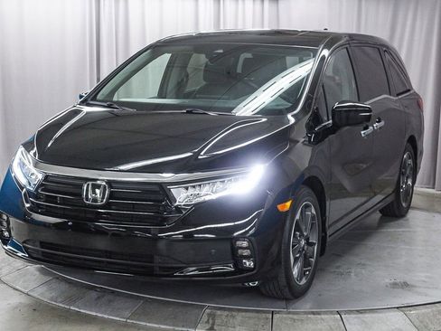 Used 2023 Honda Odyssey Elite image 3