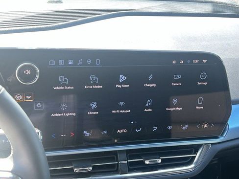 Used 2025 Chevrolet Equinox EV LT w/ Convenience Package image 13