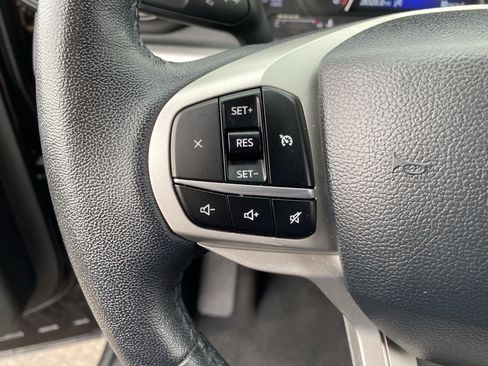 Used 2024 Ford Explorer XLT RWD image 30