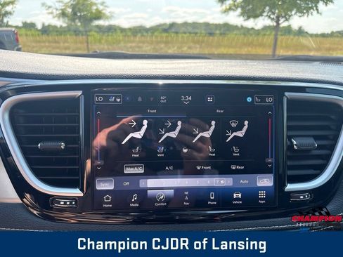 Used 2025 Chrysler Pacifica Limited FWD image 25