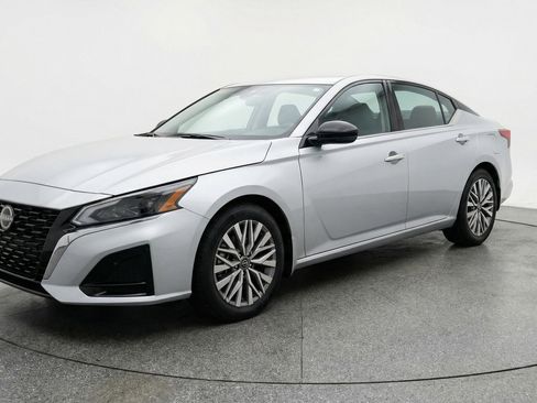 Used 2025 Nissan Altima 2.5 SV FWD image 3