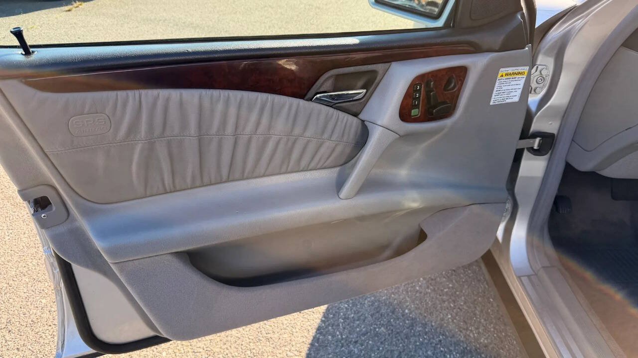 Used 1999 Mercedes-Benz E 320 4MATIC Sedan image 10