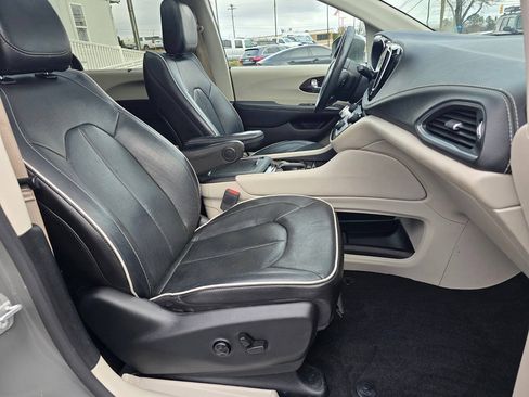 Used 2022 Chrysler Pacifica Limited FWD image 21