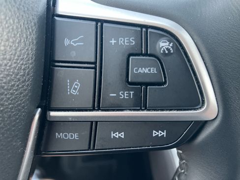 Used 2023 Toyota Highlander XLE AWD/4WD image 18