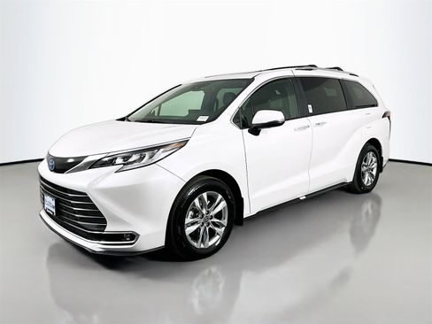 Used 2025 Toyota Sienna Limited image 3