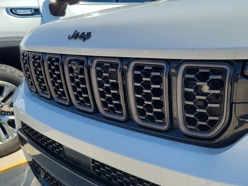 Used 2023 Jeep Grand Cherokee L Summit w/ Advanced Protech Group IV image 10