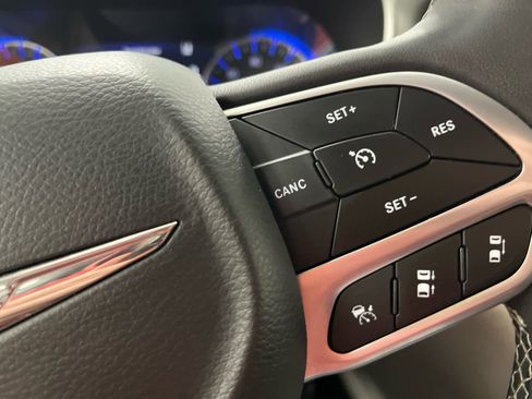 Used 2024 Chrysler Pacifica Touring-L FWD image 25