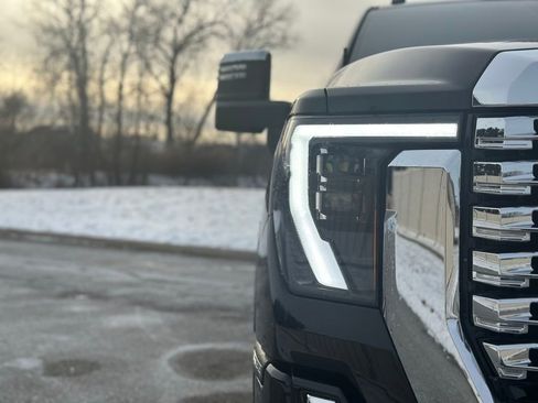 Used 2025 GMC Sierra 2500 Denali w/ Denali Reserve Package image 9