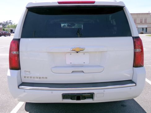 Used 2015 Chevrolet Suburban LTZ RWD image 4