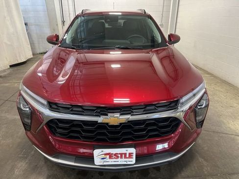 Used 2025 Chevrolet Trax LT w/ LT Convenience Package image 2