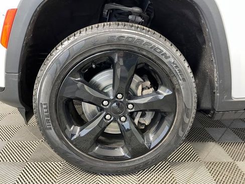 Used 2023 Jeep Grand Cherokee L Limited w/ Black Appearance Package image 9