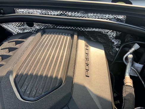 Used 2024 Porsche Macan AWD/4WD image 32