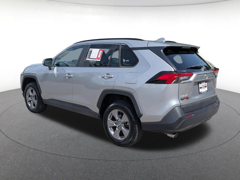 Used 2022 Toyota RAV4 XLE w/ Convenience Package FWD image 4