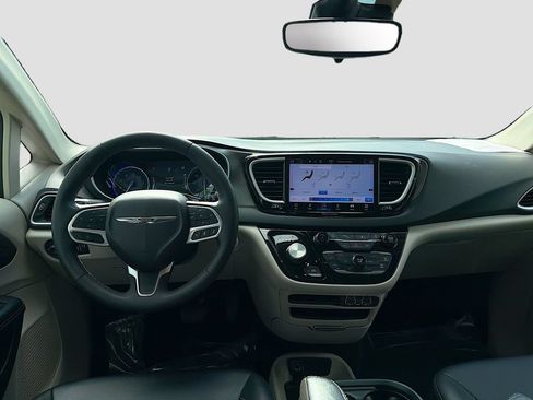 Used 2024 Chrysler Pacifica Touring-L FWD image 24