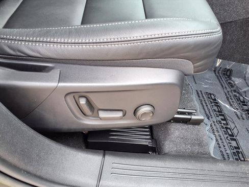 Used 2022 Volvo XC40 T5 Momentum w/ Premium Package image 10