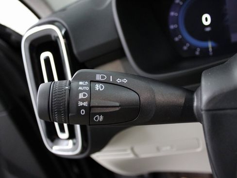 Certified 2025 Volvo XC40 B5 Plus w/ Protection Package Premier image 33