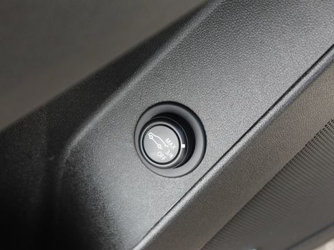 Used 2022 Chevrolet Equinox RS w/ RS Leather Package FWD image 23