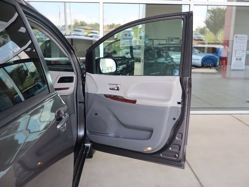 Used 2014 Toyota Sienna XLE w/ XLE Premium Package FWD image 44