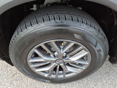 Used 2023 Nissan Rogue S image 11