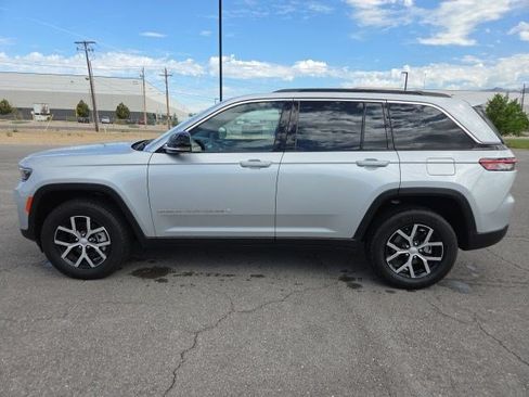 Used 2025 Jeep Grand Cherokee Limited w/ Luxury Tech Group II AWD/4WD image 7