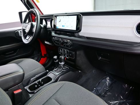 Used 2025 Jeep Wrangler Unlimited Sahara AWD/4WD image 16
