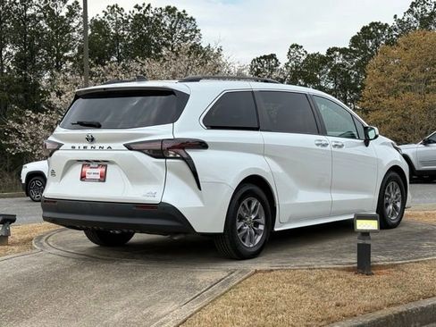 Used 2023 Toyota Sienna XLE w/ XLE Plus Package image 7